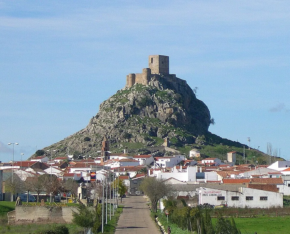 El castillo de Belmez sobre la roca.