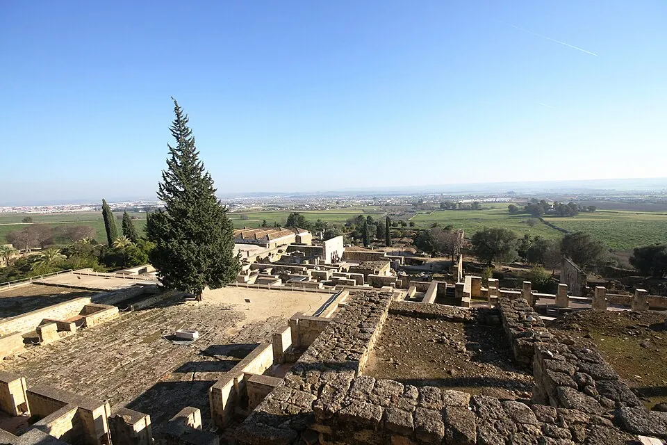 Vista general de Medina Azahara, con la sierra al fondo.
