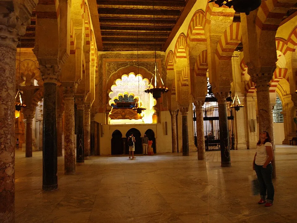 El bosque de arcos bicolores de la Mezquita-Catedral de Córdoba.