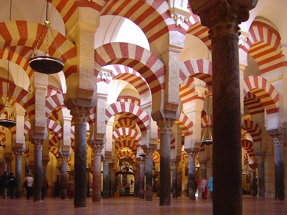 Interior de la Mezquita-Catedral, con sus arcos de dos colores.