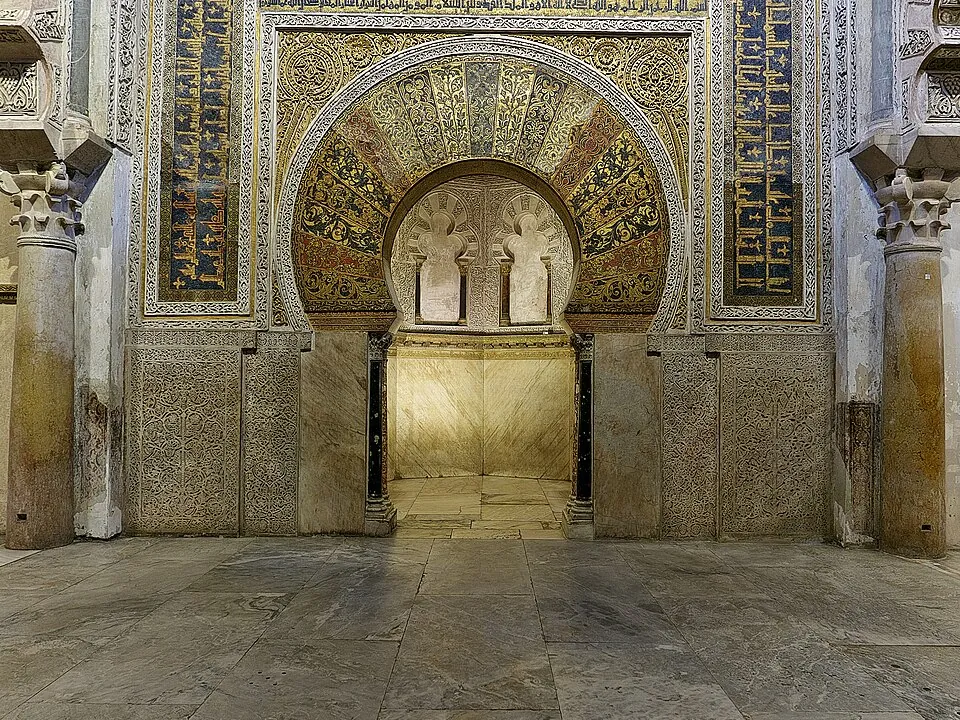El mihrab, con mosaicos de oro.