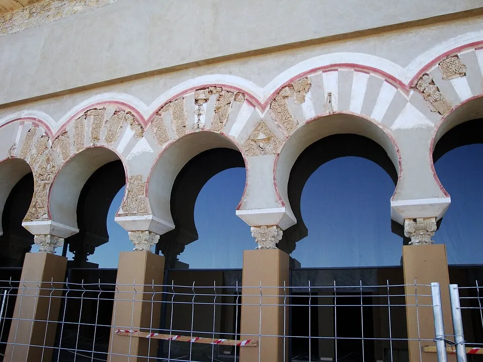 Arcos del Salón Rico de Medina Azahara.