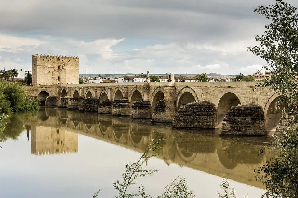 El Guadalquivir a su paso por Córdoba, con el puente romano.