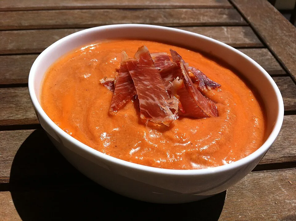 Un plato de salmorejo cordobés.