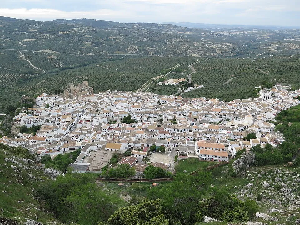 Zuheros, con su castillo sobre el pueblo.